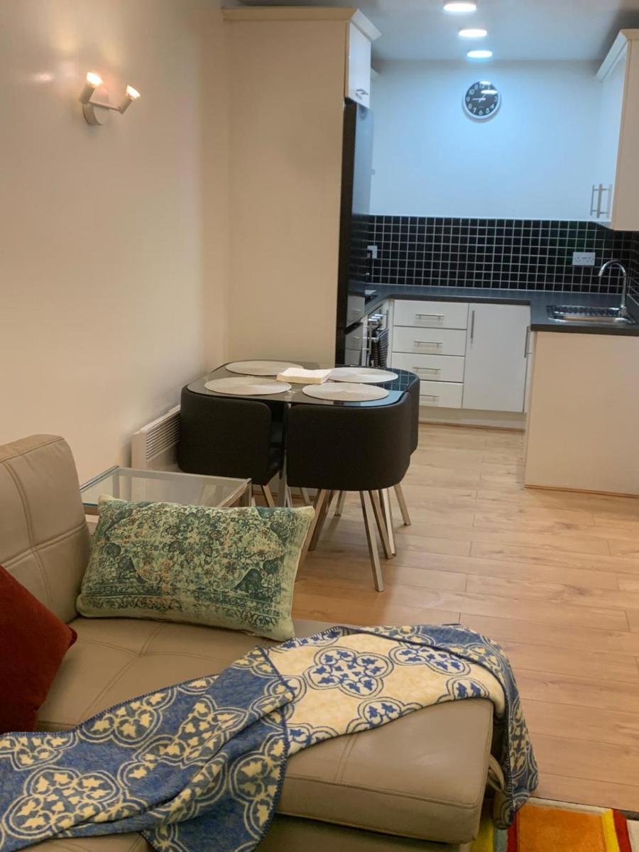 Cozy Entire Apartment with Free onsite Parking, 2-Min Walk to Barking Station - Housity