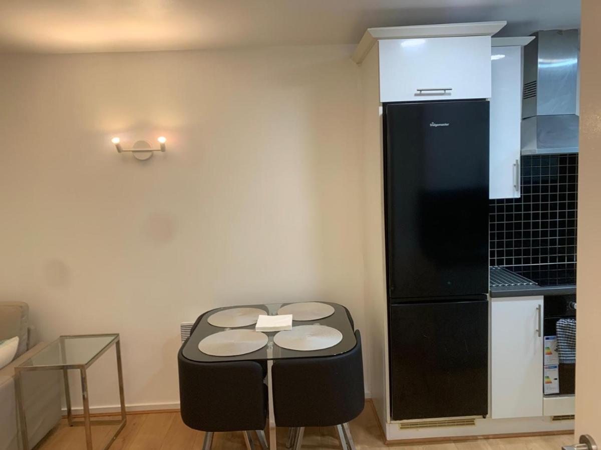 Cozy Entire Apartment with Free onsite Parking, 2-Min Walk to Barking Station - Housity