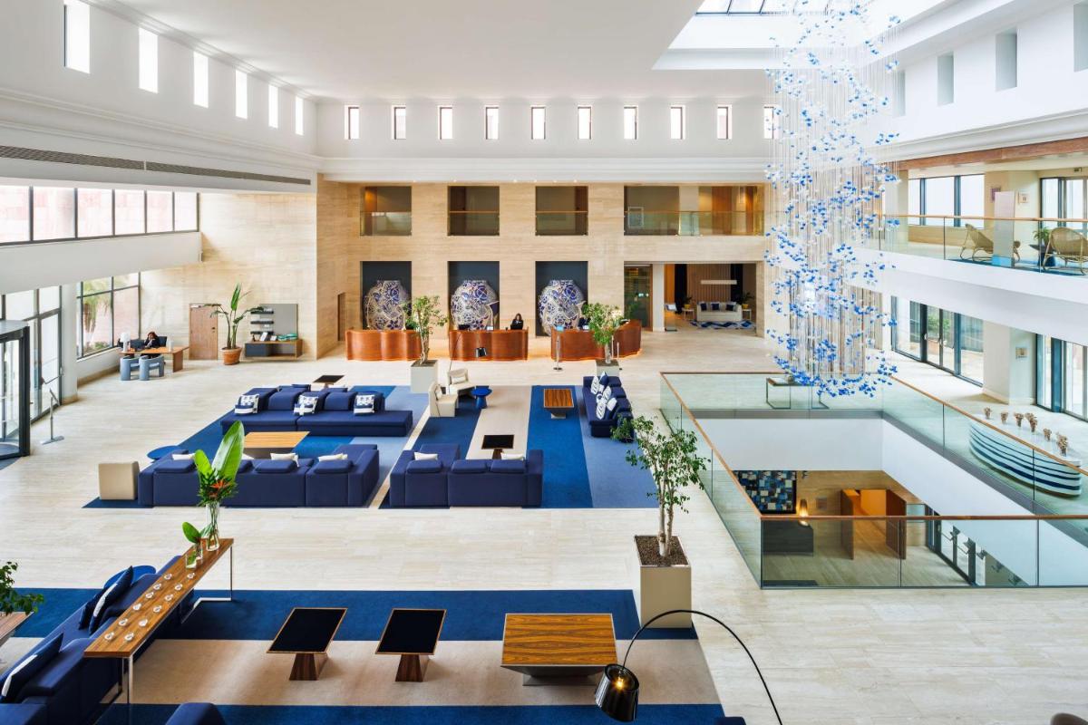 A piscina em ou perto de Hilton Vilamoura