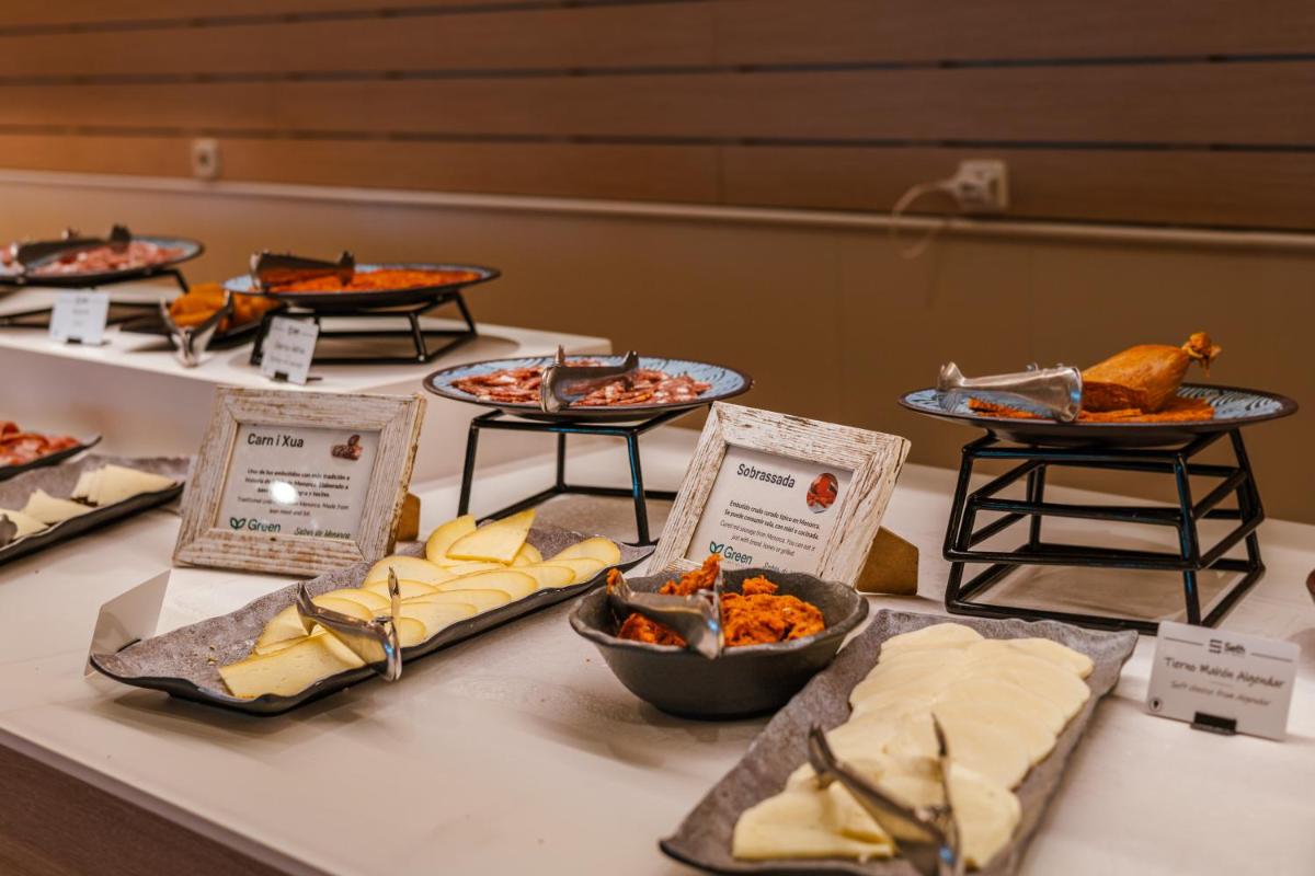 Comida en o cerca de este hotel