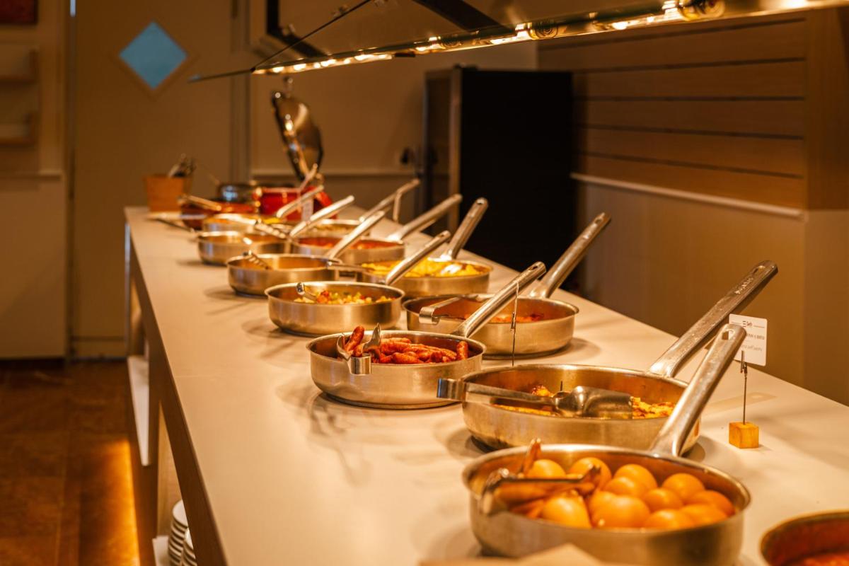 Comida en o cerca de este hotel