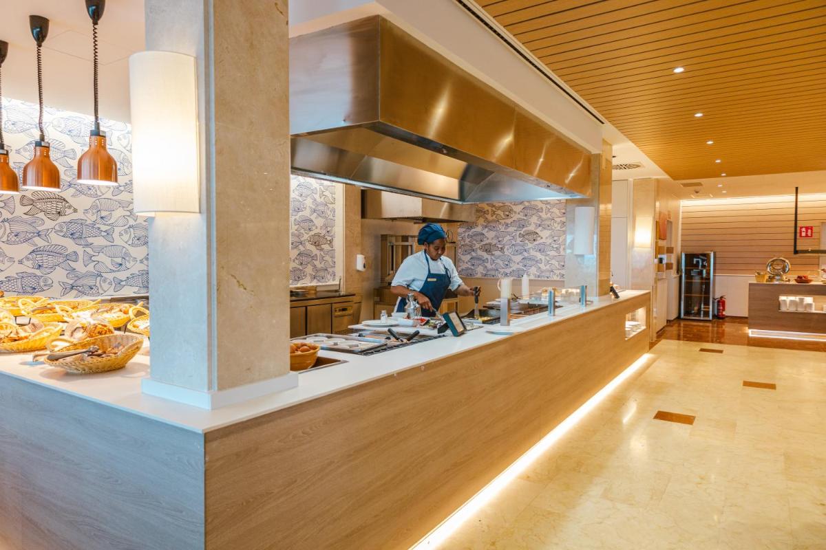 Comida en o cerca de este hotel