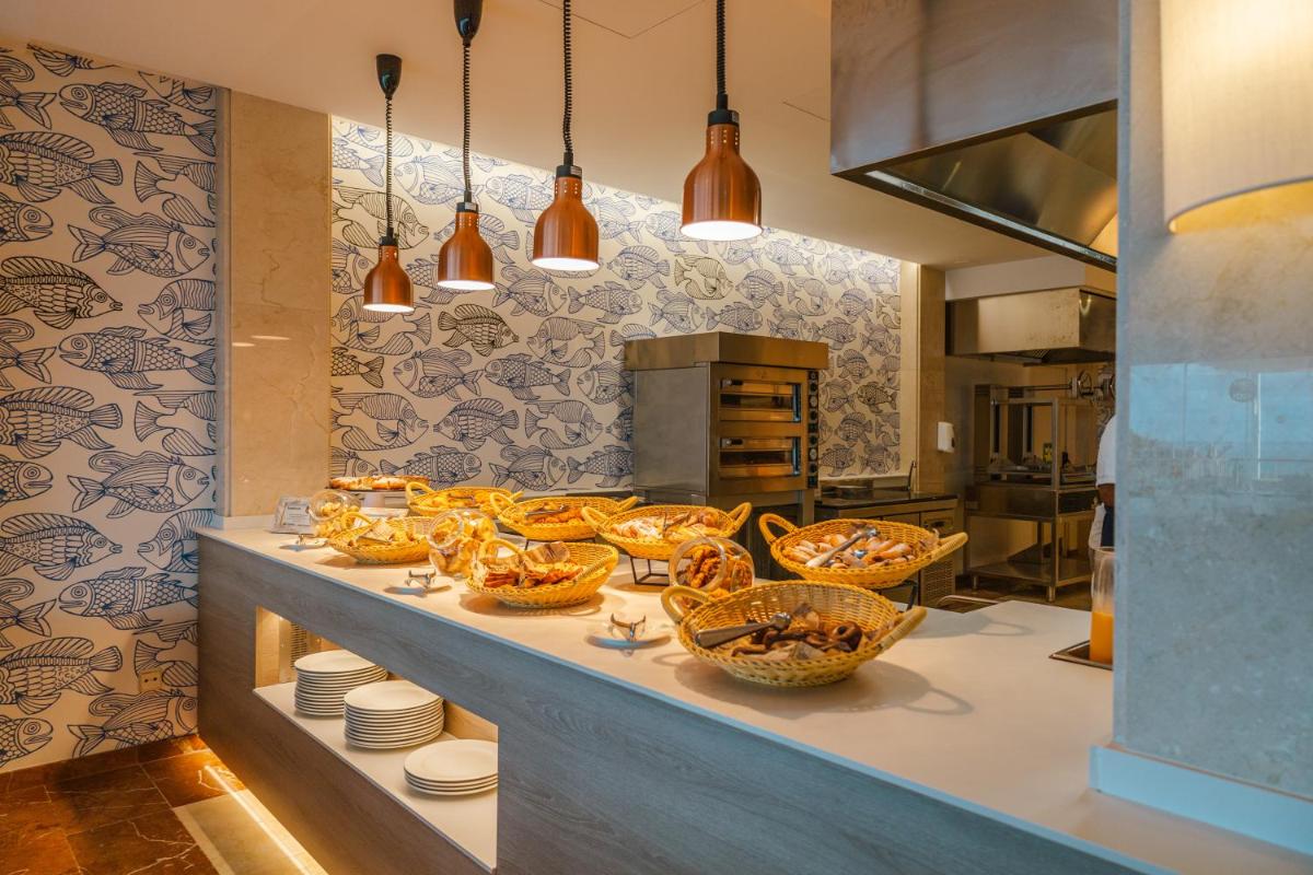 Comida en o cerca de este hotel