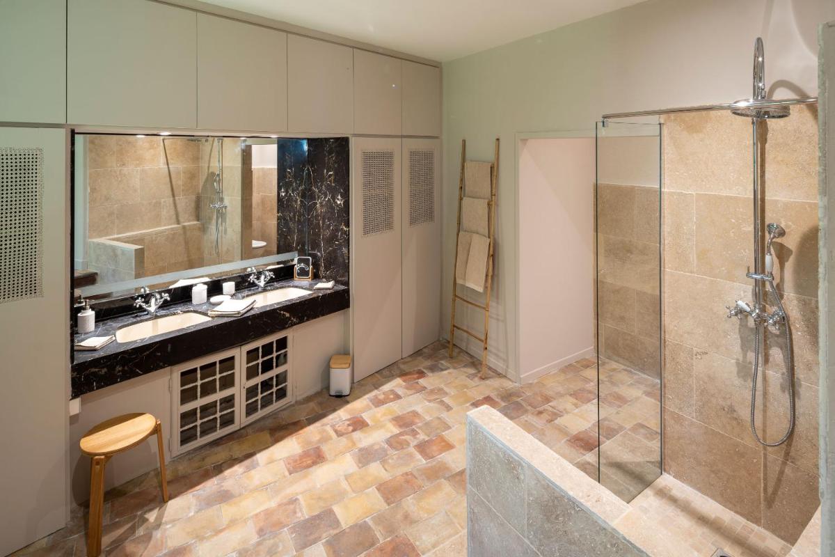Salle de bains dans l'établissement Hôtel - Restaurant & Spa La Magdeleine - Mathias Dandine