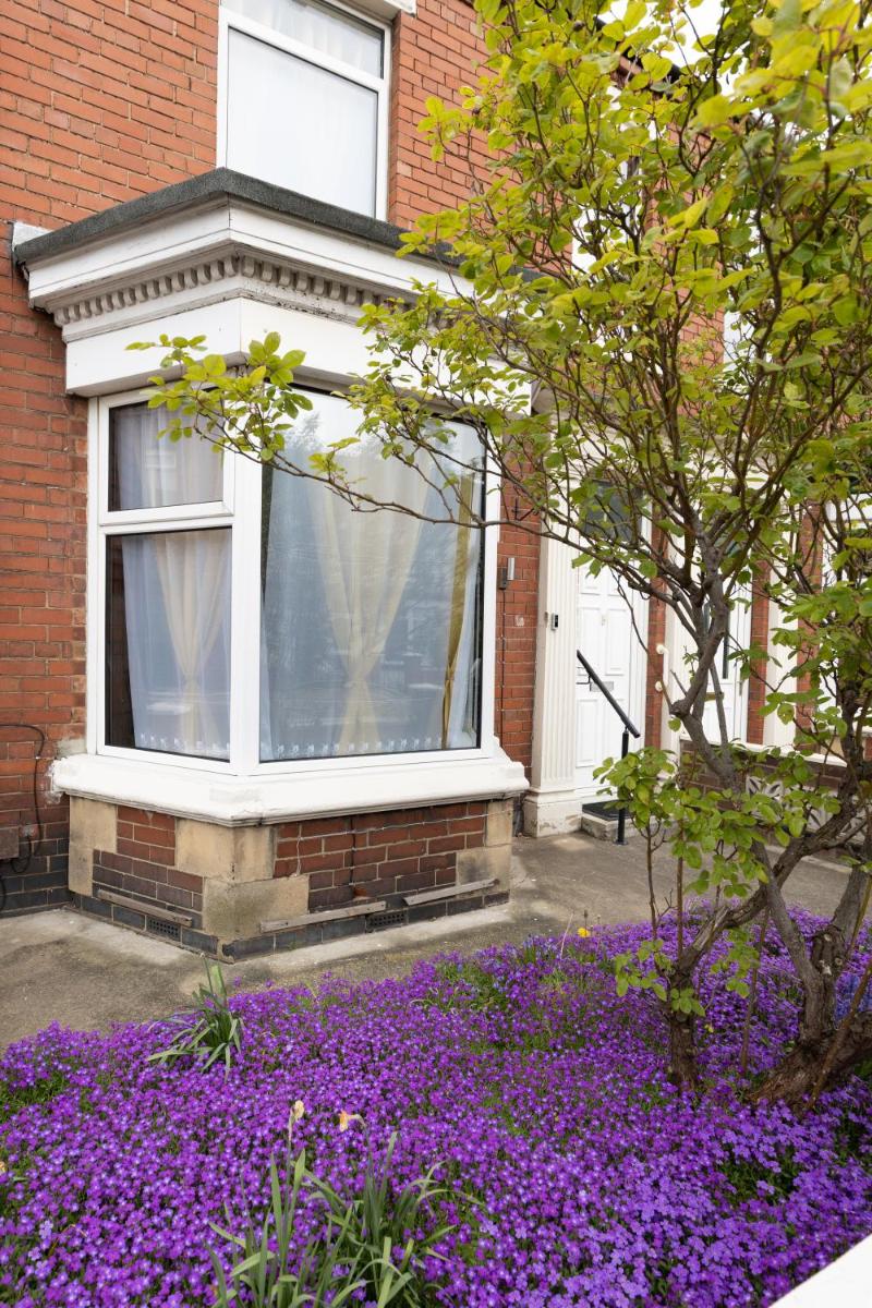 Luxurious 5 bedrooms apartment and a living room in 7 Sydenham Road, Oxbridge, Stockton, Stockton-on-Tees, TS18 4DG - Housity
