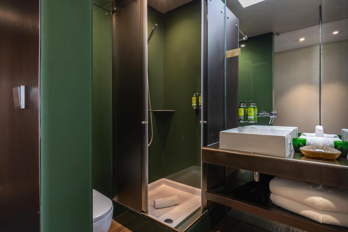 Uma casa de banho em Figueira by The Beautique Hotels & Spa