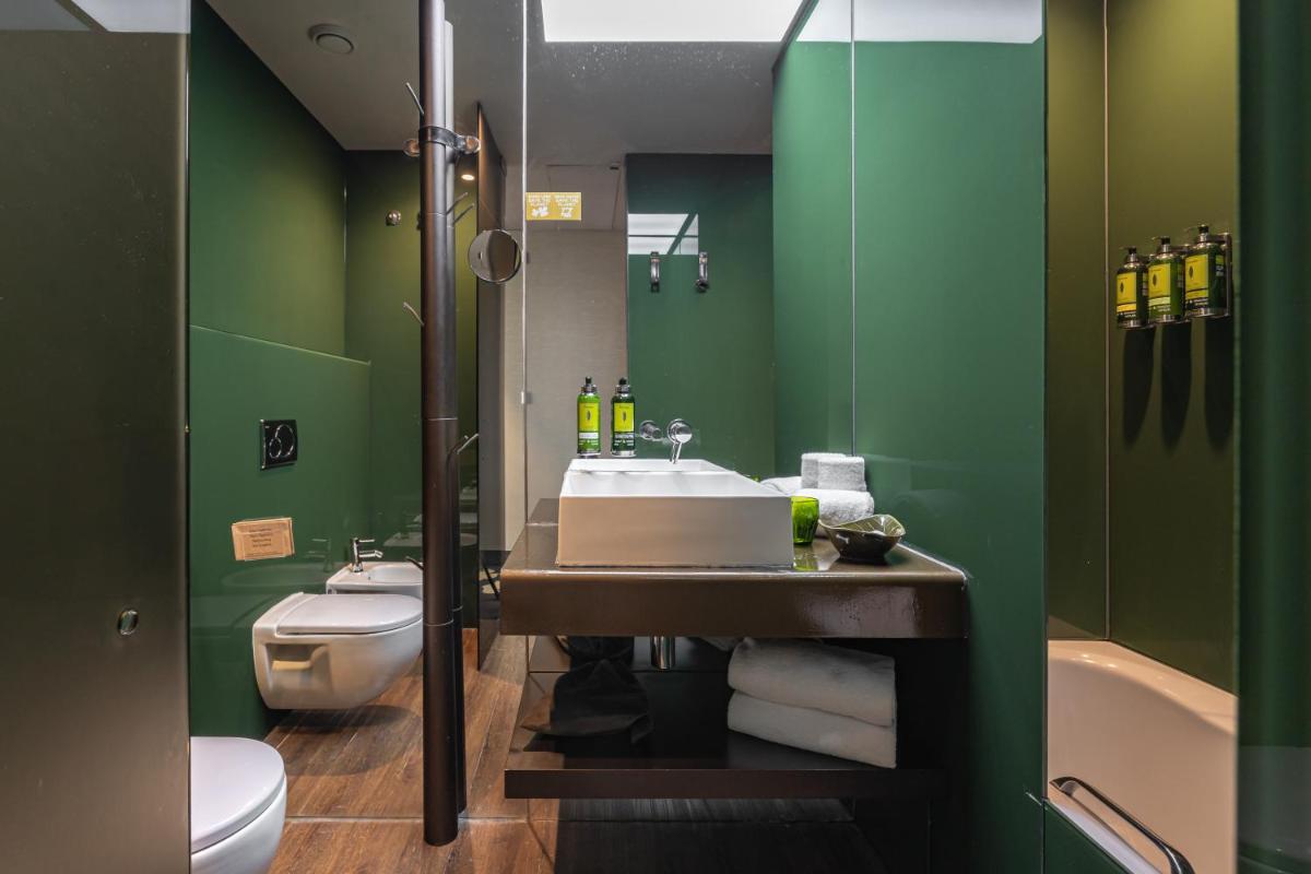 Uma casa de banho em Figueira by The Beautique Hotels & Spa