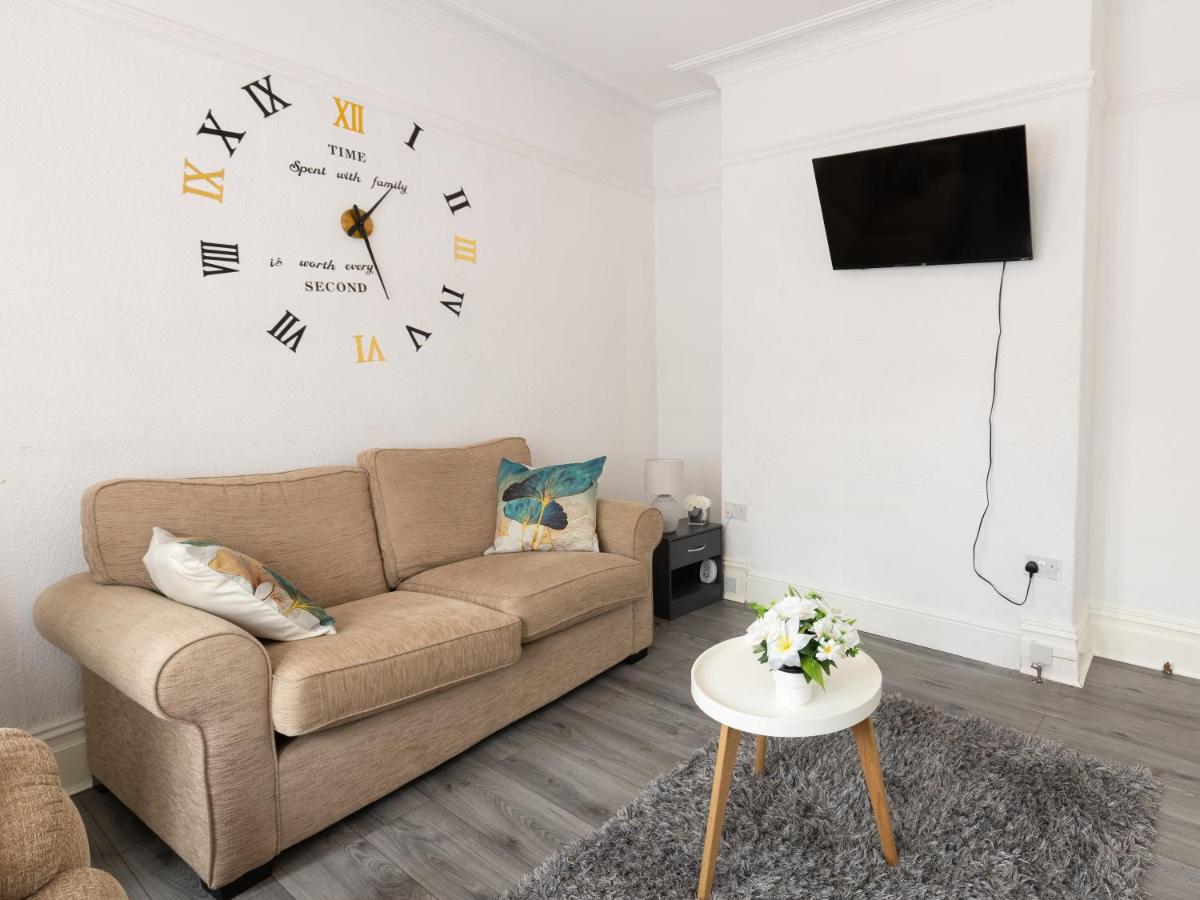 Luxurious 5 bedrooms apartment and a living room in 7 Sydenham Road, Oxbridge, Stockton, Stockton-on-Tees, TS18 4DG - Housity