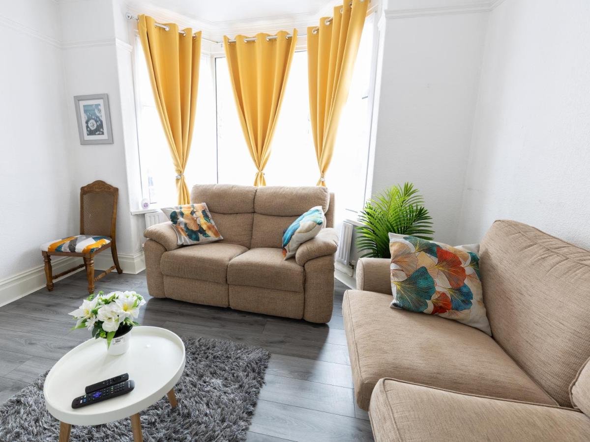 Luxurious 5 bedrooms apartment and a living room in 7 Sydenham Road, Oxbridge, Stockton, Stockton-on-Tees, TS18 4DG - Housity