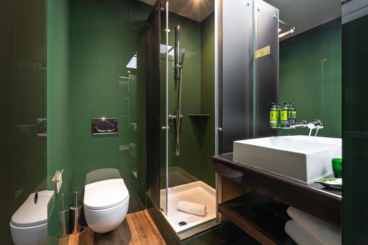Uma casa de banho em Figueira by The Beautique Hotels & Spa