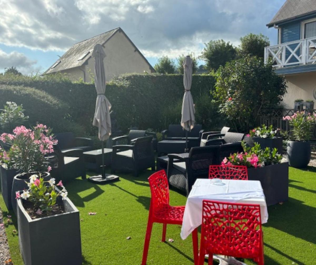 Jardin de l'établissement Contact hôtel - Hôtel Les Bleuets & SPA