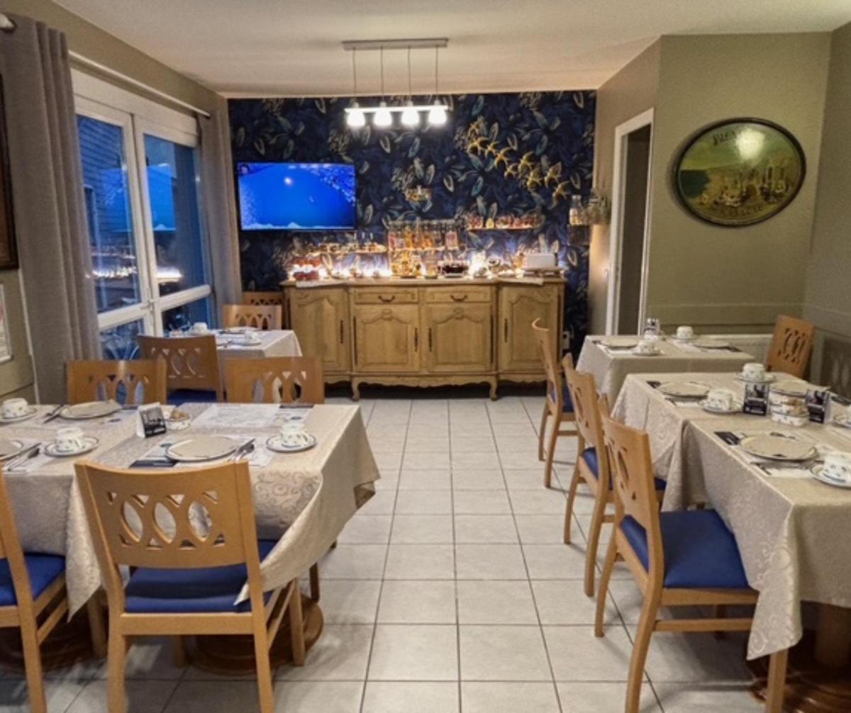 Restaurant ou autre lieu de restauration dans l'établissement Contact hôtel - Hôtel Les Bleuets & SPA
