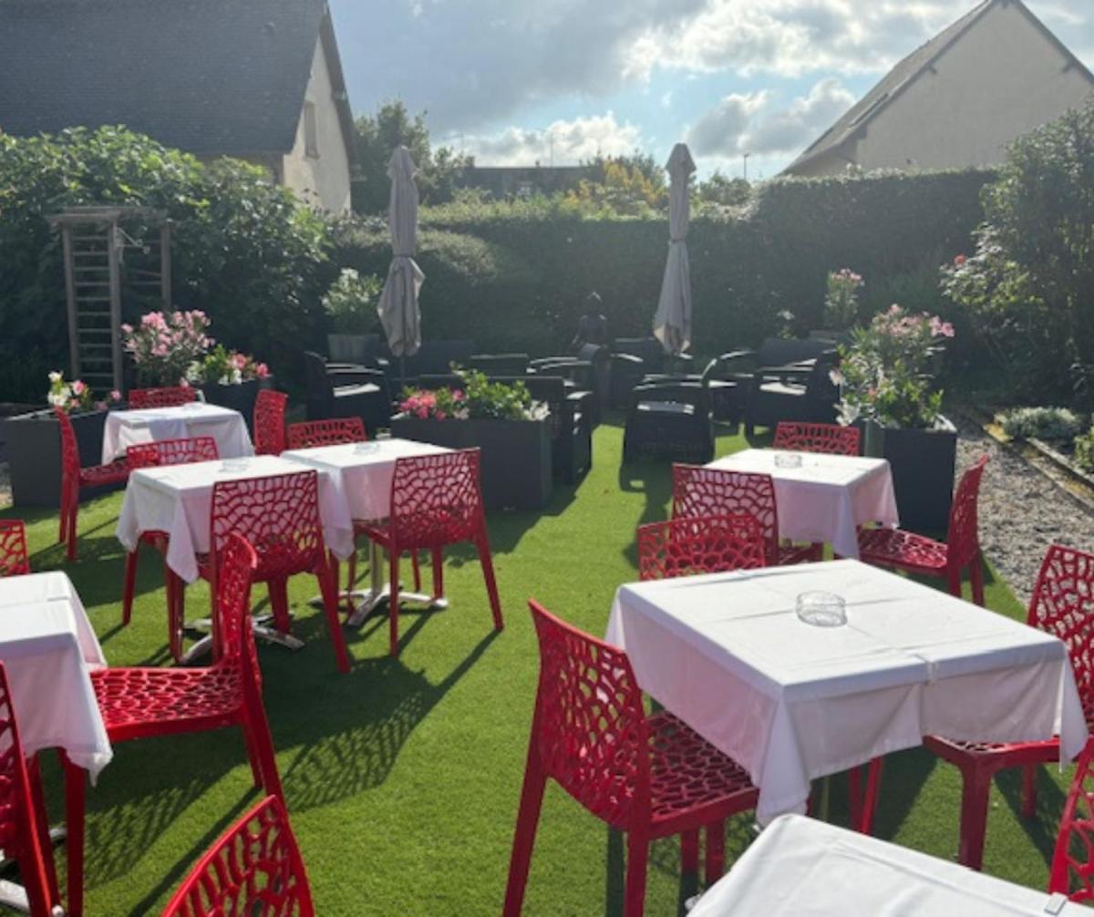 Jardin de l'établissement Contact hôtel - Hôtel Les Bleuets & SPA
