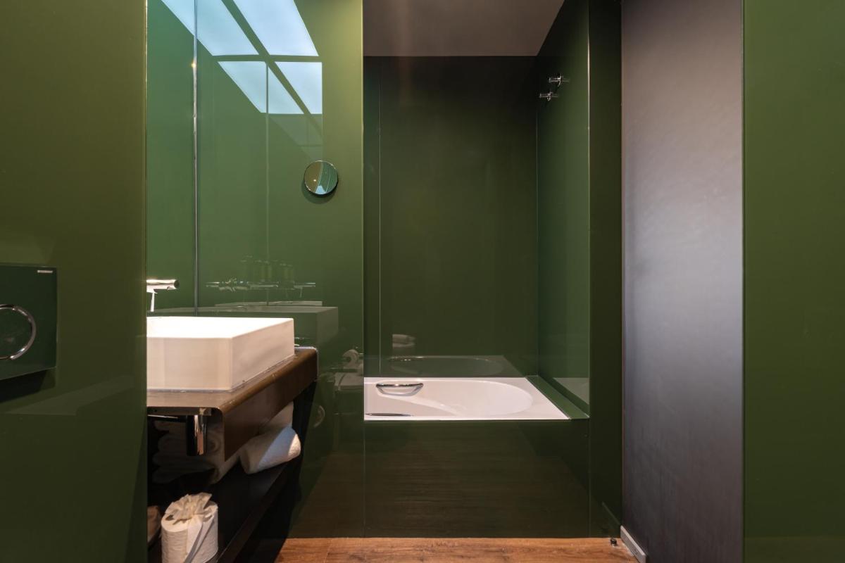 Uma casa de banho em Figueira by The Beautique Hotels & Spa