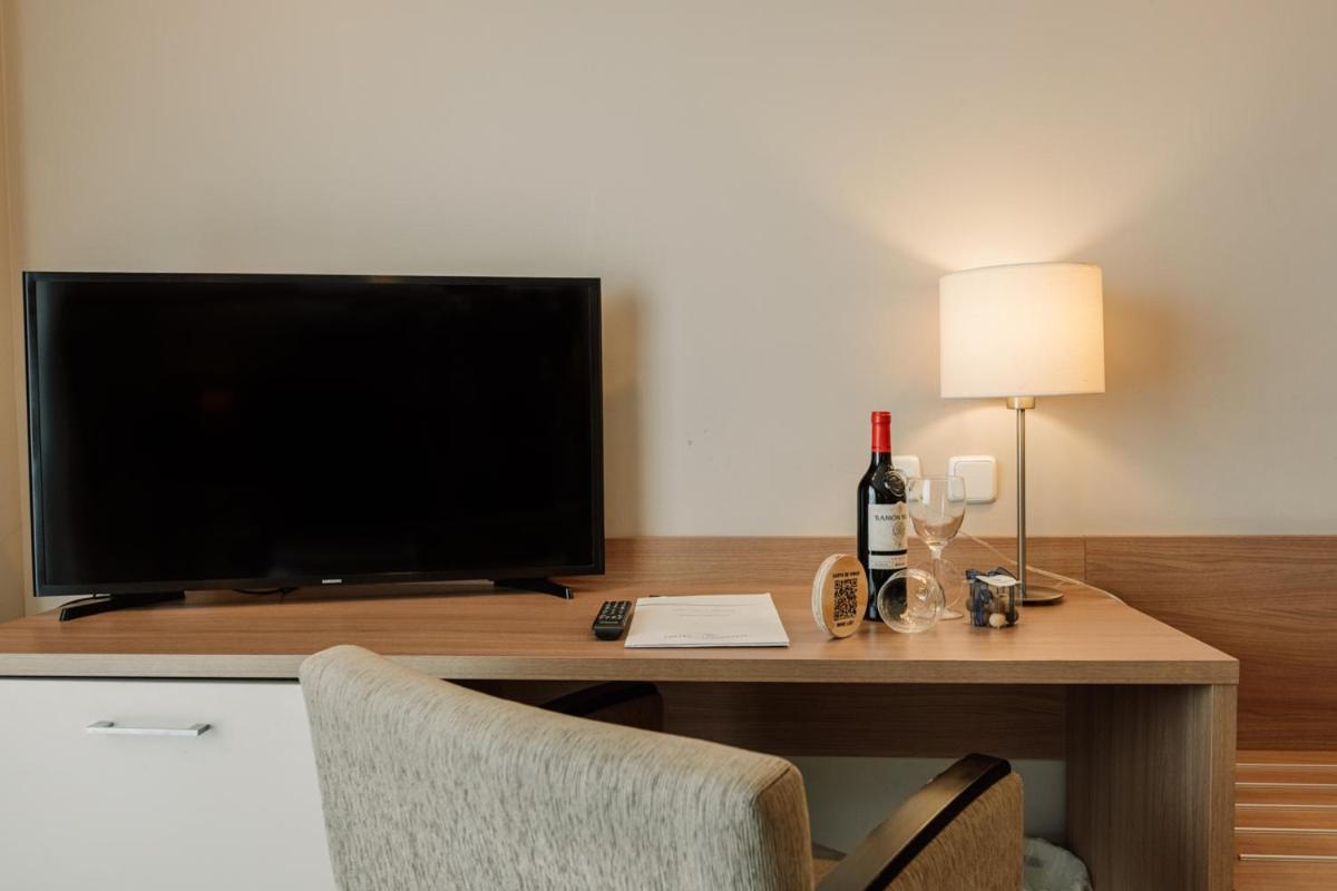 Una televisión o centro de entretenimiento en Hotel Lodomar Spa & Talasoterapia