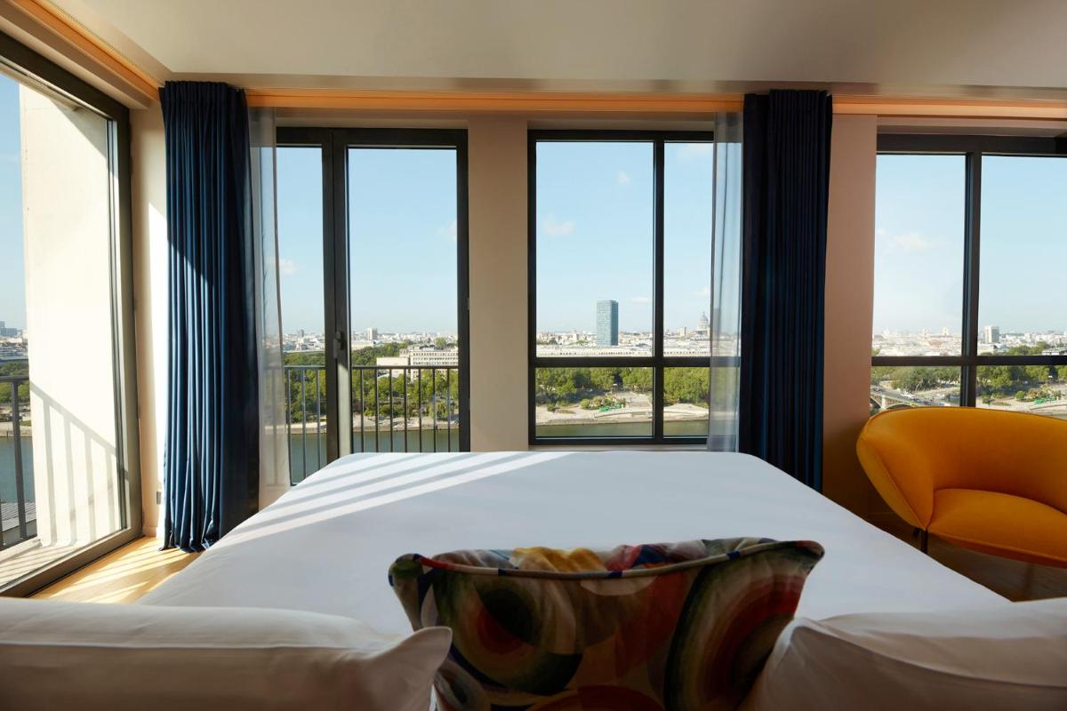 Un ou plusieurs lits dans un hébergement de l'établissement SO/ Paris Hotel