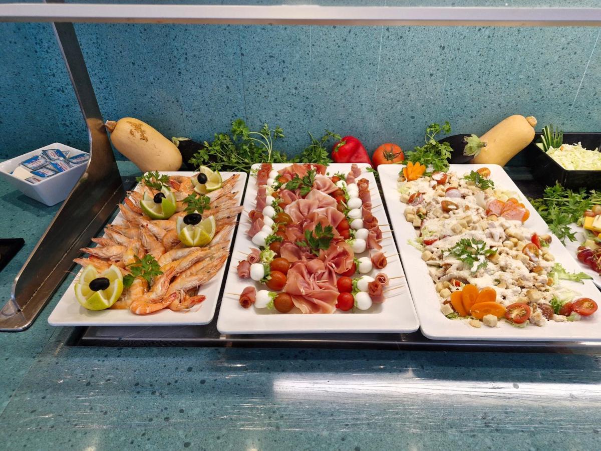 Comida en o cerca de este hotel