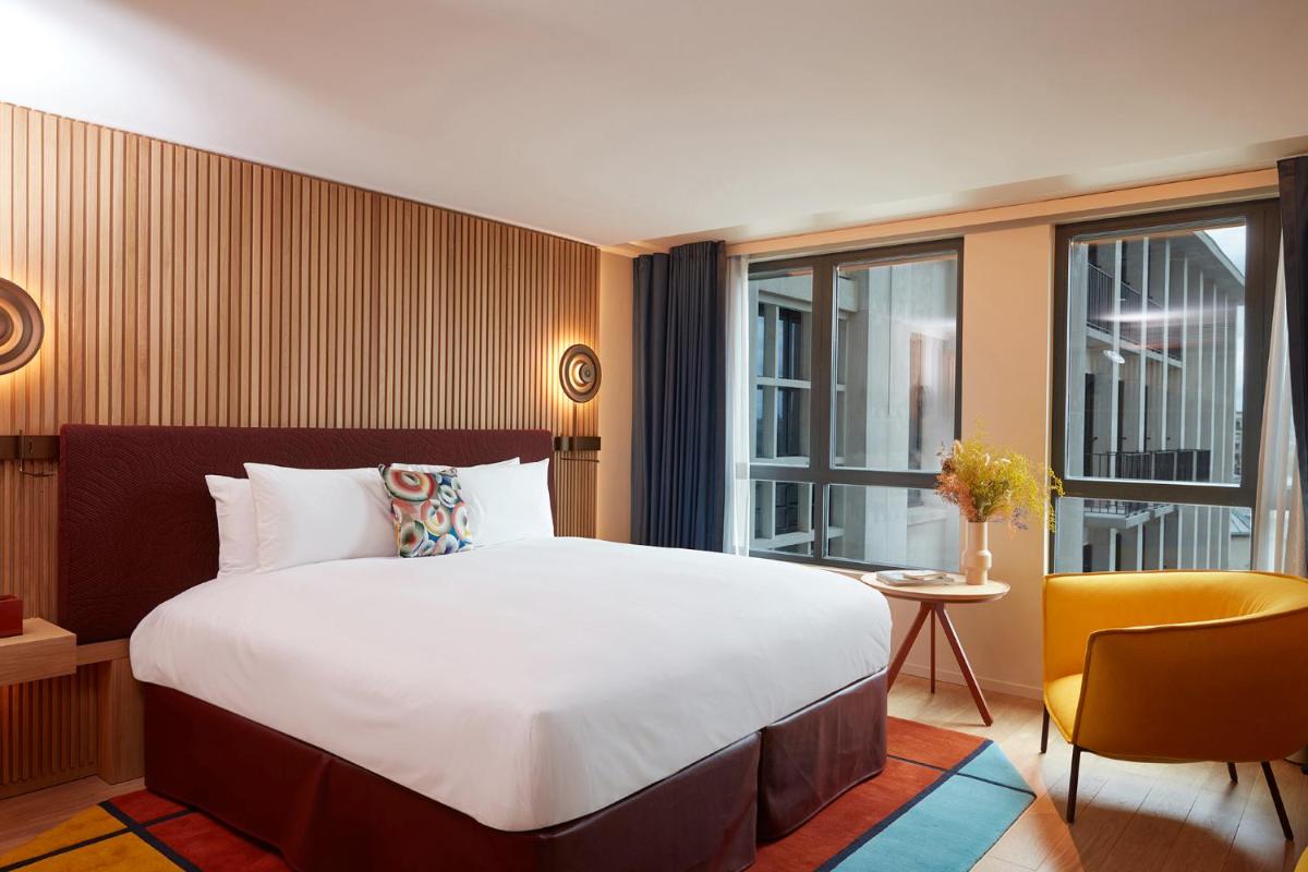 Un ou plusieurs lits dans un hébergement de l'établissement SO/ Paris Hotel