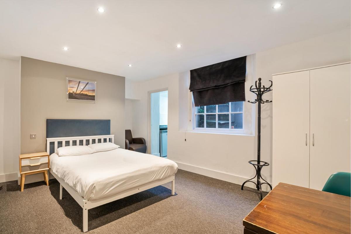 No 2 Georgian Shared House - By Clifton Short Lets - Housity