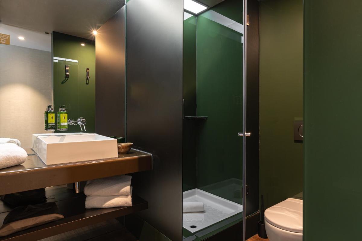 Uma casa de banho em Figueira by The Beautique Hotels & Spa