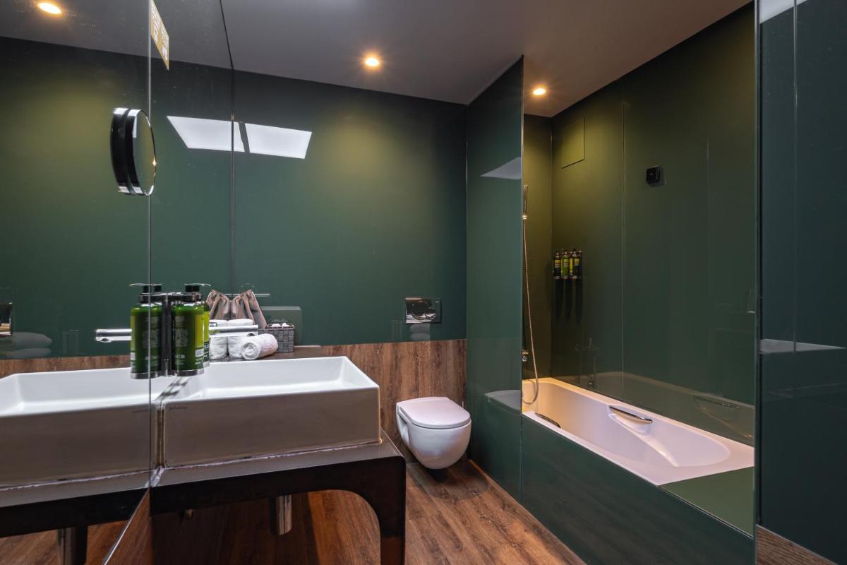 Uma casa de banho em Figueira by The Beautique Hotels & Spa