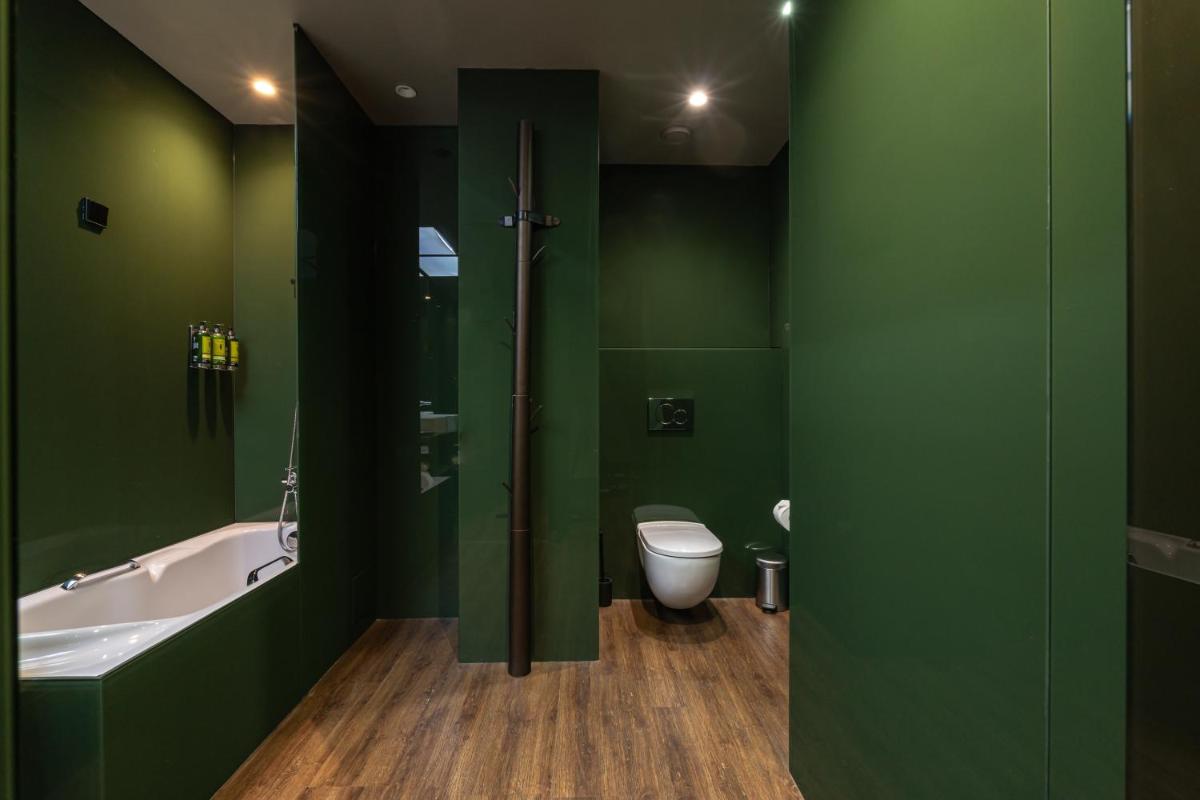 Uma casa de banho em Figueira by The Beautique Hotels & Spa