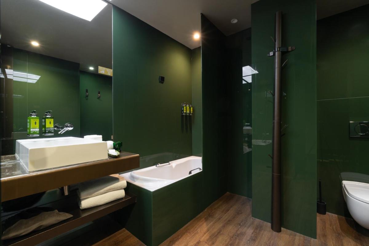 Uma casa de banho em Figueira by The Beautique Hotels & Spa