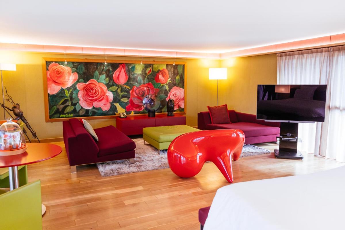 Télévision ou salle de divertissement dans l'établissement Hotel des Berges, Restaurant Gastronomique & Spa