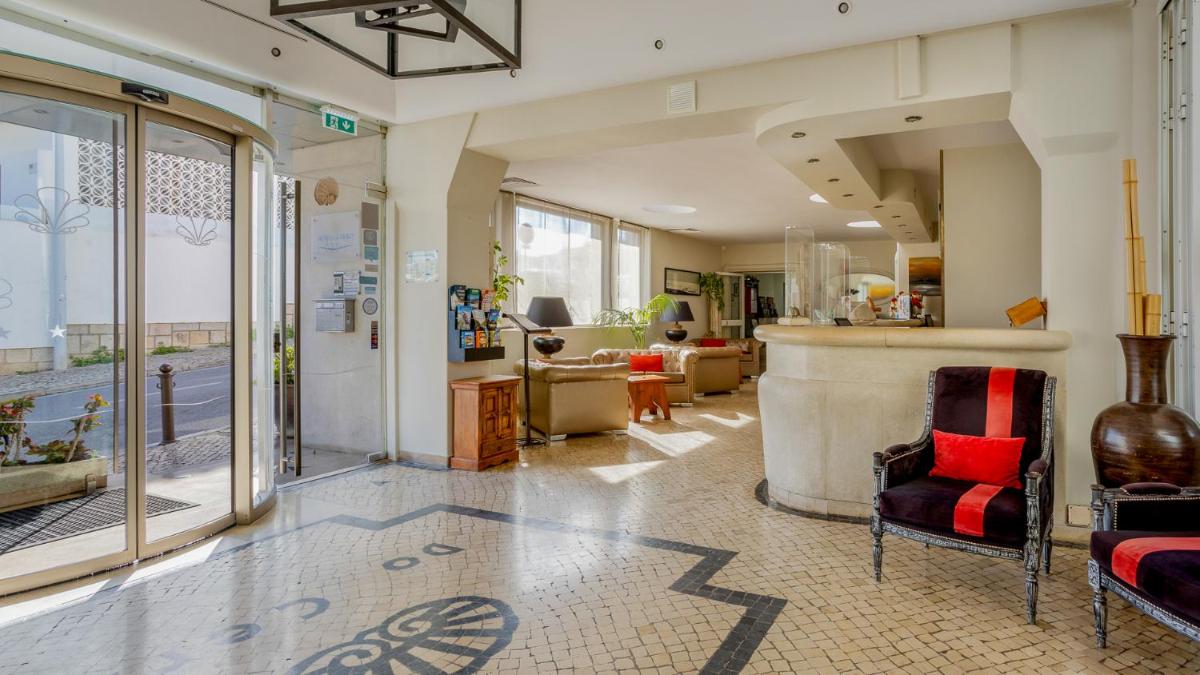 uma ampla sala de estar com um átrio com um bar em Hotel do Cerro em Albufeira mais 106 fotografias