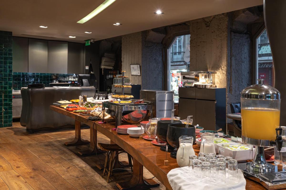 um restaurante com uma longa mesa cheia de comida em Figueira by The Beautique Hotels & Spa em Lisboa