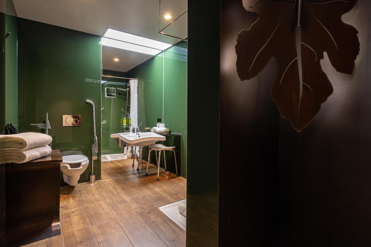Uma casa de banho em Figueira by The Beautique Hotels & Spa