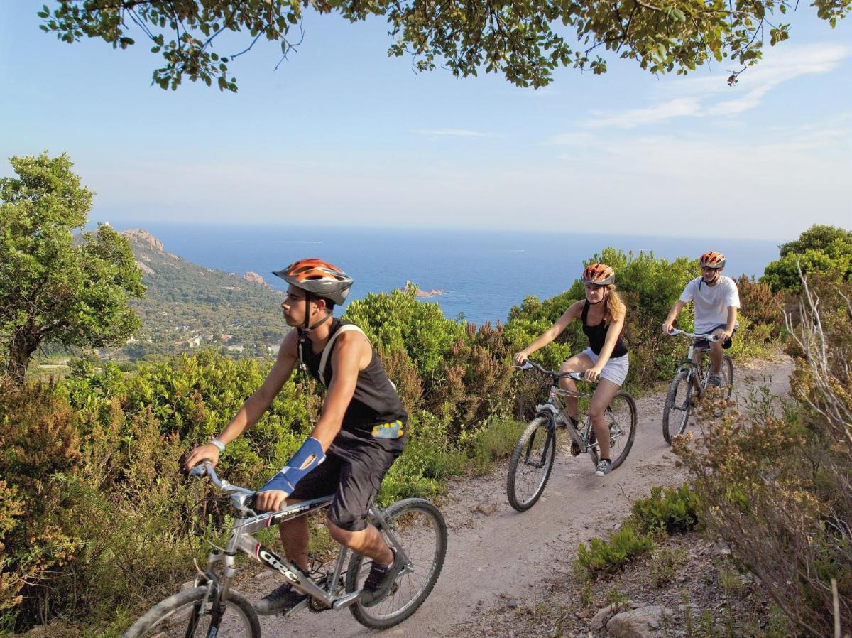 Vélo sur le terrain de l'établissement Hôtel de l'Esterel Pierre & Vacances ou dans les environs