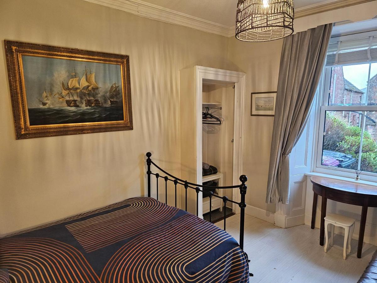 Spacious Cottage with Garden in Kirriemuir centre - Housity