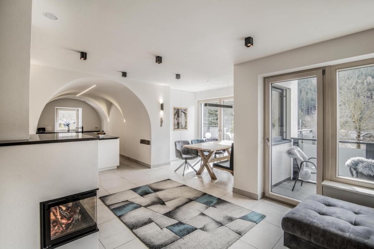 Stylish Alpine Apartment with Terrace, Fireplace & Mountain View near Sterzing - Villa Tribulaunblick - Housity