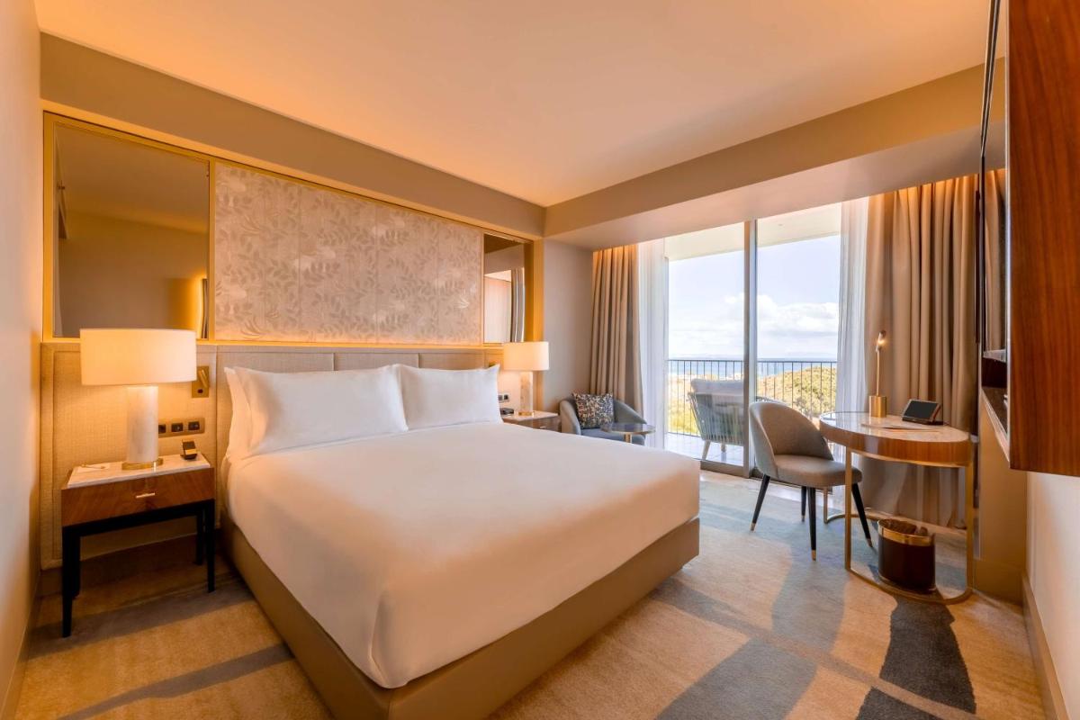 Uma cama ou camas num quarto em Legacy Hotel Cascais, Curio Collection By Hilton