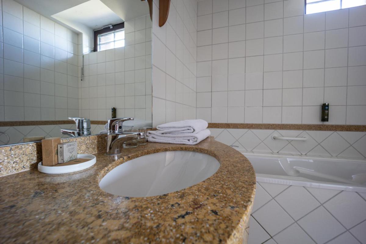 Salle de bains dans l'établissement Hôtel Arnold