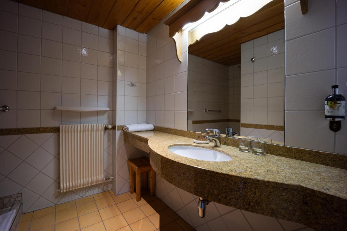 Salle de bains dans l'établissement Hôtel Arnold