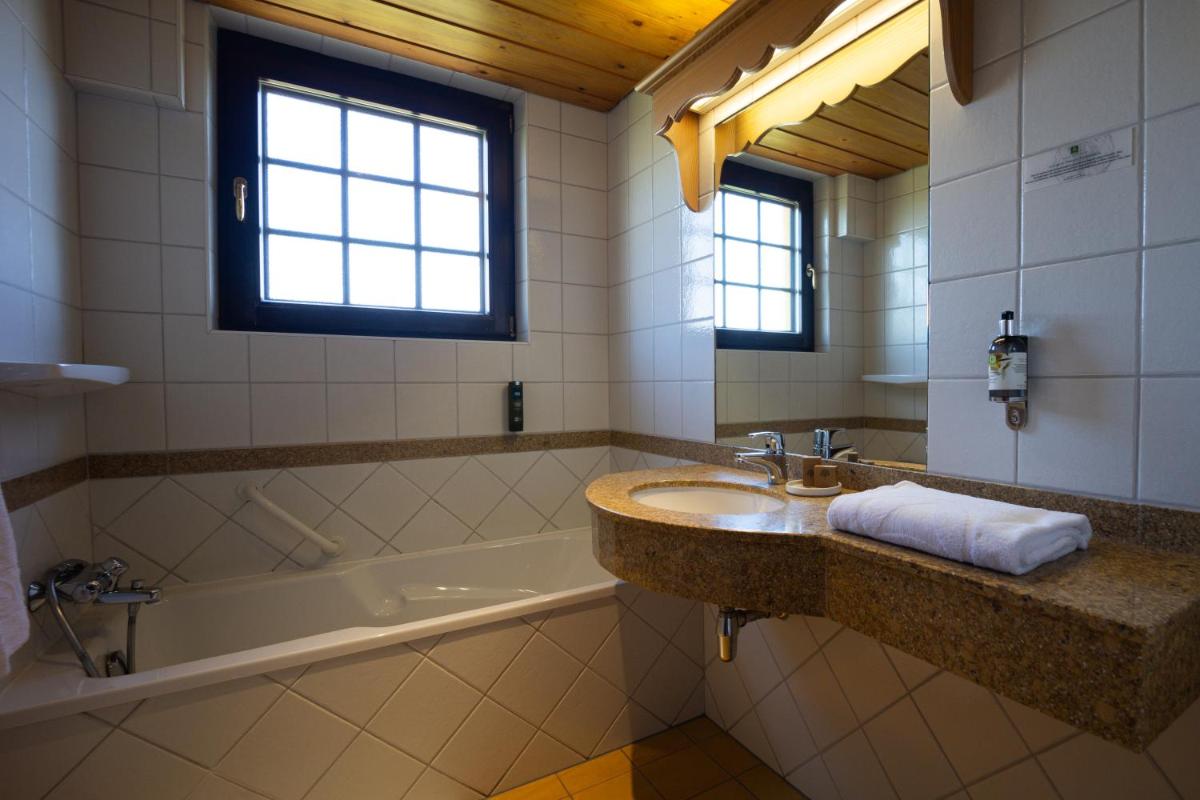 Salle de bains dans l'établissement Hôtel Arnold