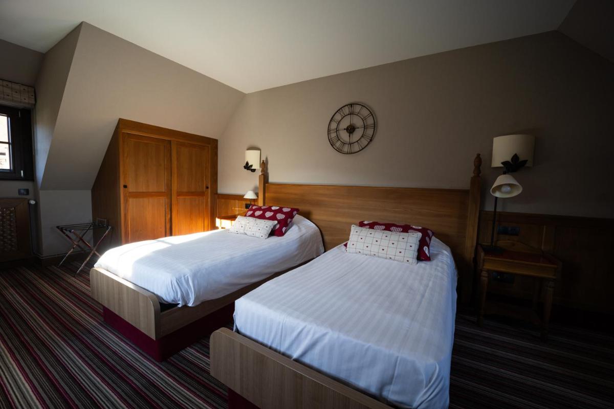 Un ou plusieurs lits dans un hébergement de l'établissement Hôtel Arnold