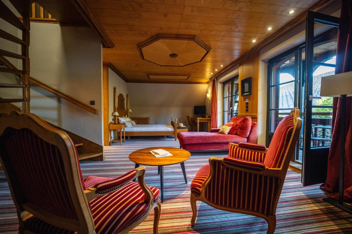 Coin salon dans l'établissement Hôtel Arnold