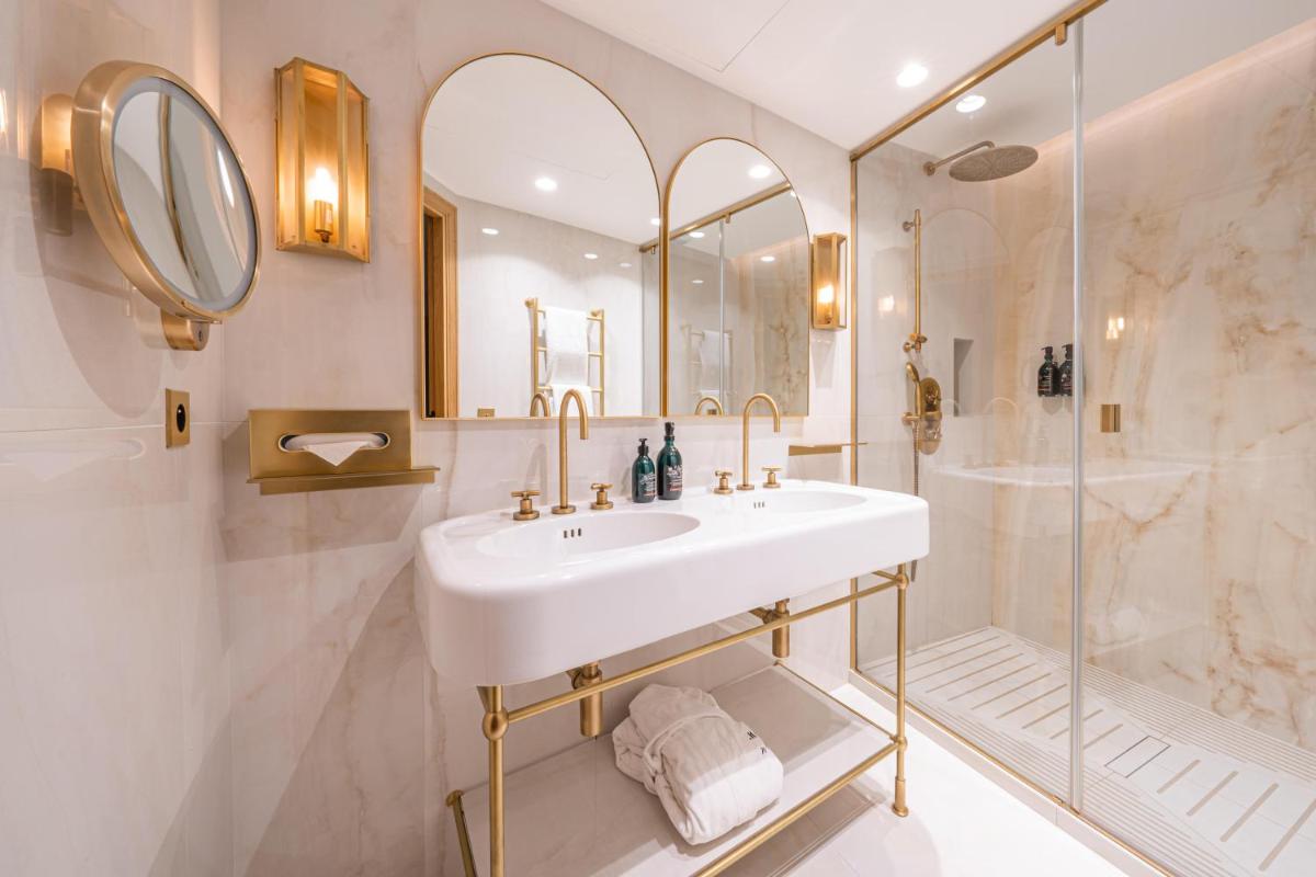 Salle de bains dans l'établissement Hôtel Madison