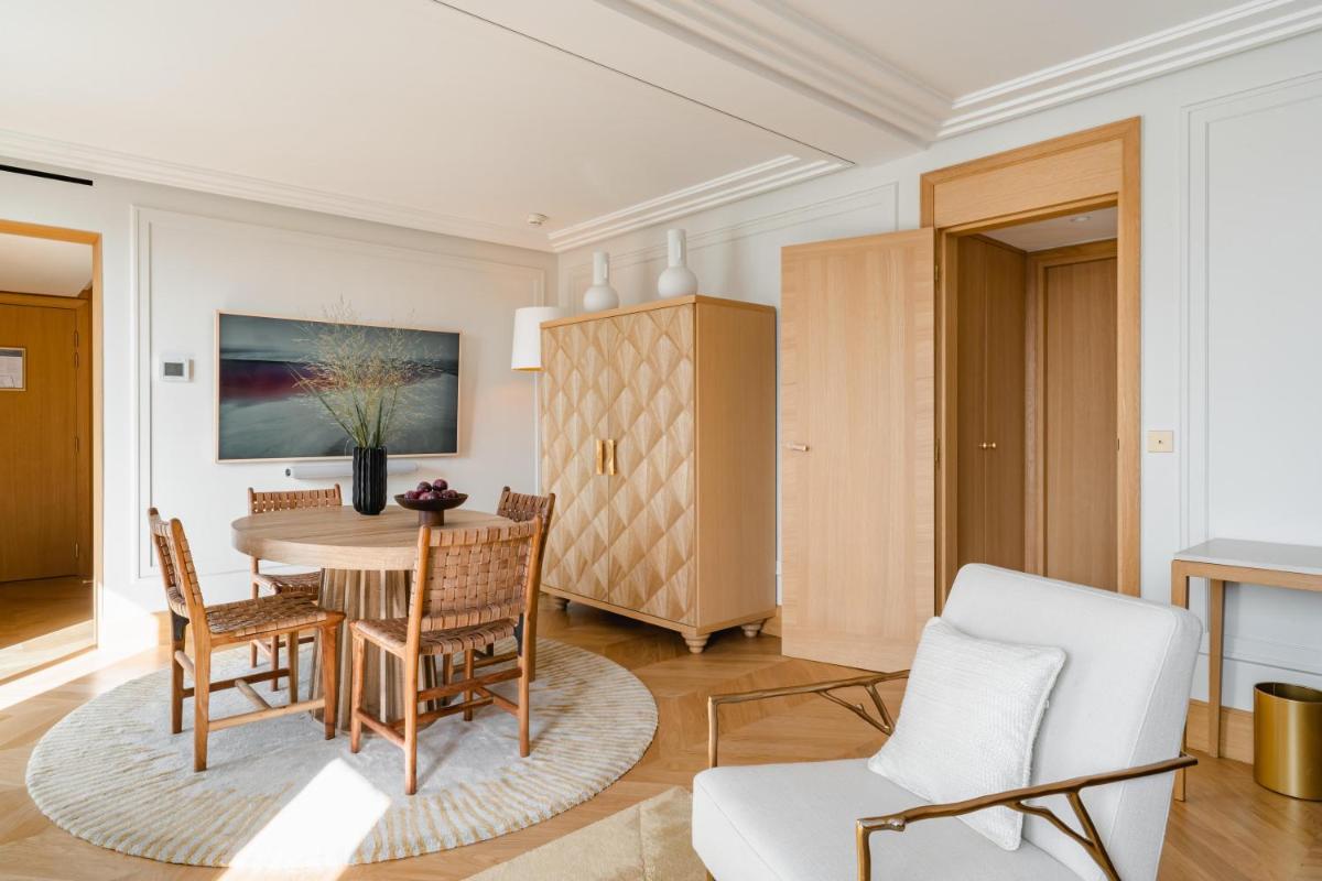 Télévision ou salle de divertissement dans l'établissement Hôtel Madison