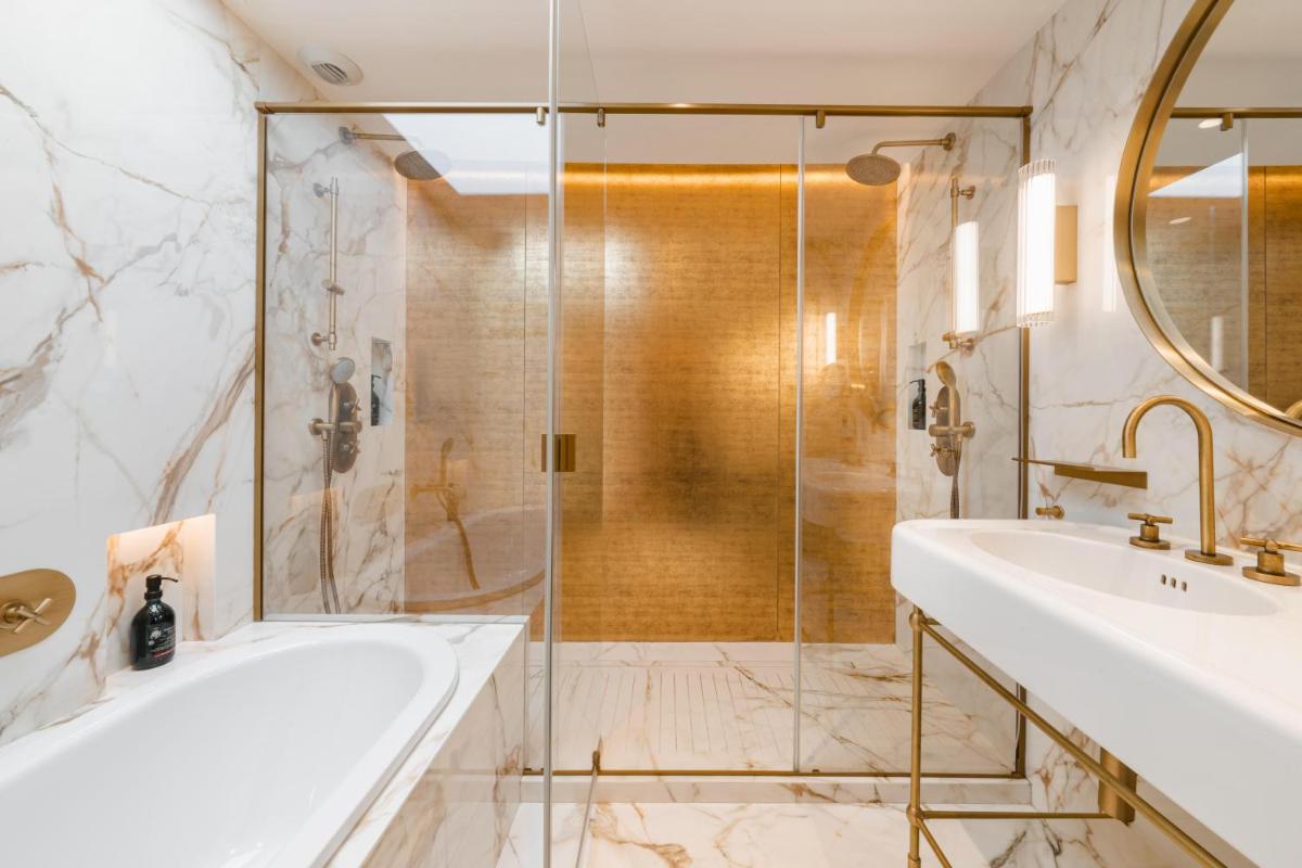 Salle de bains dans l'établissement Hôtel Madison