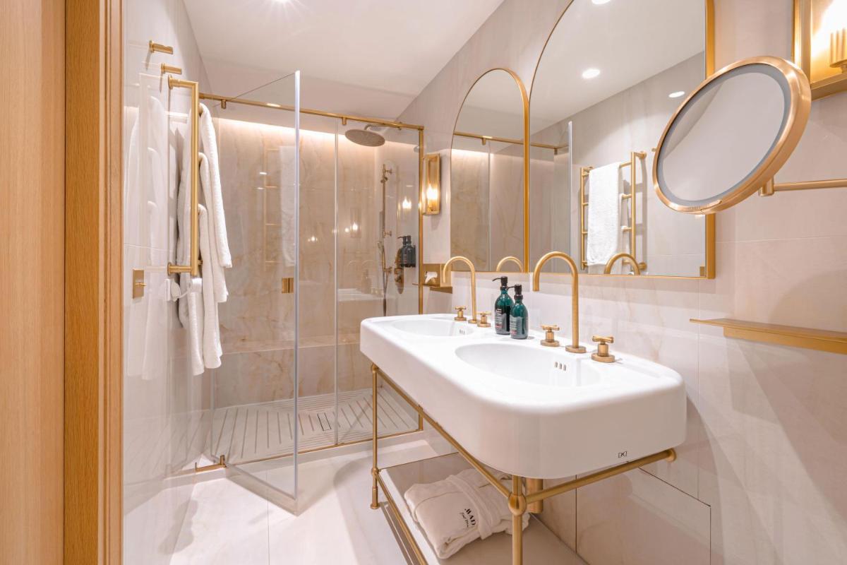 Salle de bains dans l'établissement Hôtel Madison