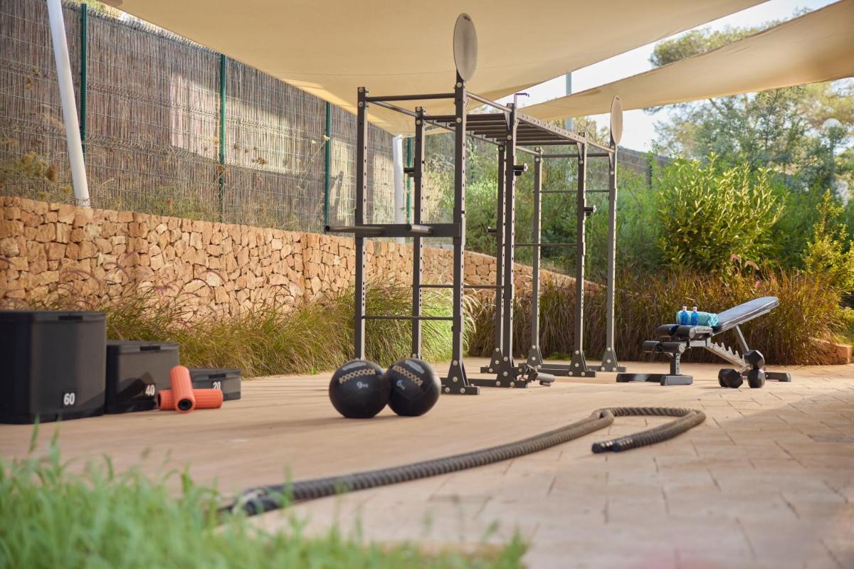 Gimnasio o instalaciones de fitness de Cala San Miguel Ibiza Resort, Adults only, Curio Collection by Hilton