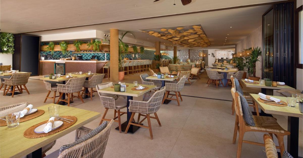 Un restaurante o sitio para comer en Cala San Miguel Ibiza Resort, Adults only, Curio Collection by Hilton