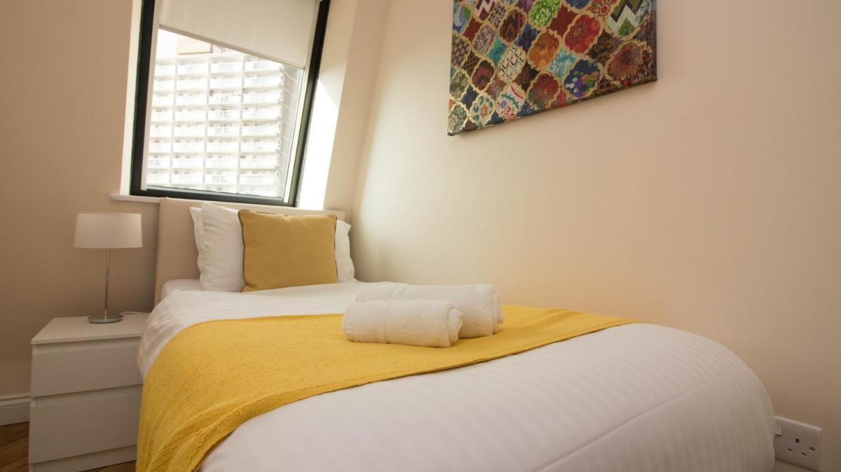 StayZo Serviced Accommodation 16 Premier Lodge - Housity