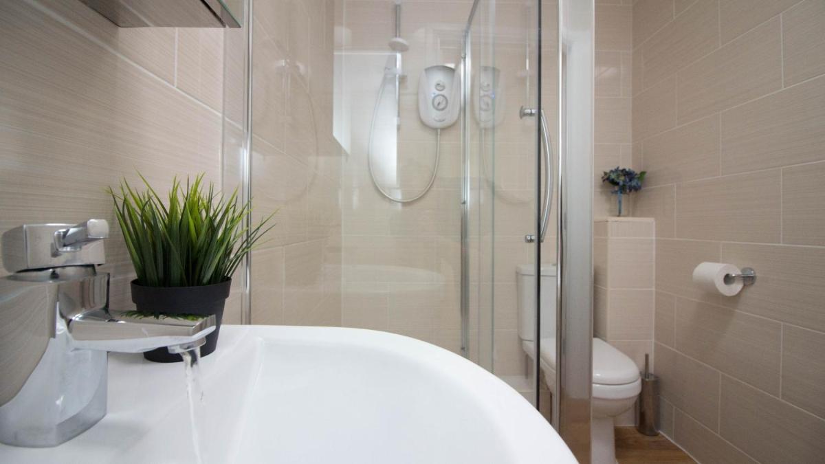 StayZo Serviced Accommodation 16 Premier Lodge - Housity