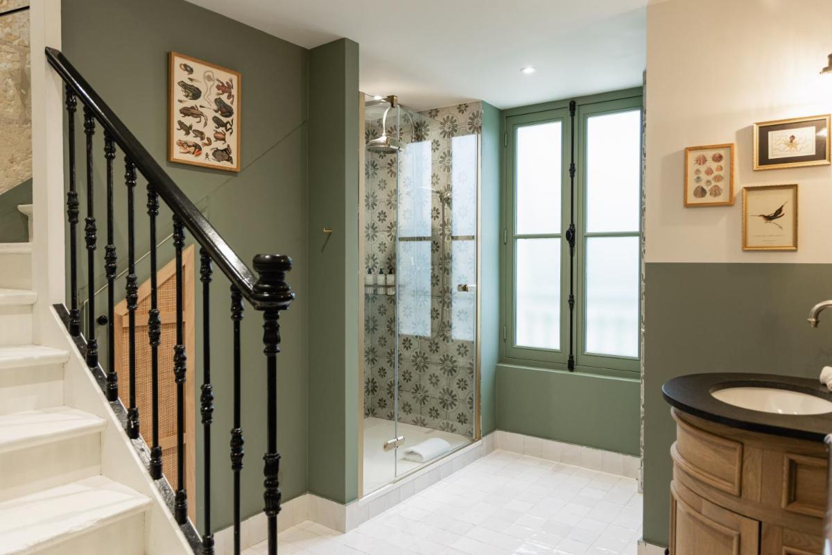 une salle de bain avec douche et lavabo dans l'établissement Château Léognan, Domaine viticole - proche Bordeaux, à Léognan