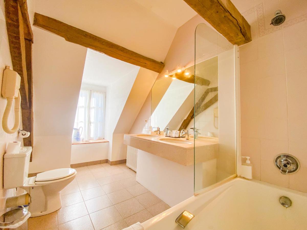 une salle de bain avec toilettes, lavabo et baignoire dans l'établissement Hotel Haras De La Potardiere, à Crosmières